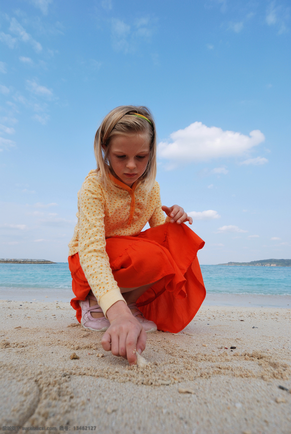 海边 玩耍 小孩 大海 儿童幼儿 海滩 蓝天白云 人物图库 摄影图库 边玩耍的小孩 细沙 psd源文件