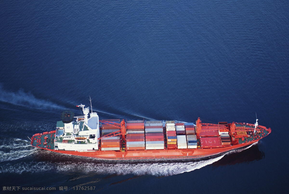 行使中的货轮 水花 航行 行使 中 轮船 货轮 开船 大海 现代科技 交通工具 舰艇 摄影图库 300