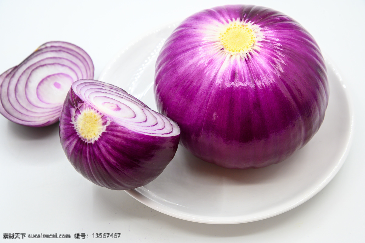 洋葱 圆葱 皮牙子 蔬菜 植物 农作物 食材 食物原料 葱 大葱 葱段 辣 辛辣 刺激 佐料 配料 切开 待加工的 生的 未熟的 紫色 绿色 白色 红色 白色背景 背景 简单背景 特写 静物 瓷盘 盘子 白色瓷盘 圆盘 圆形 食物 食品 健康 营养 膳食纤维 有机食品 绿色食品 健康食品 餐饮美食