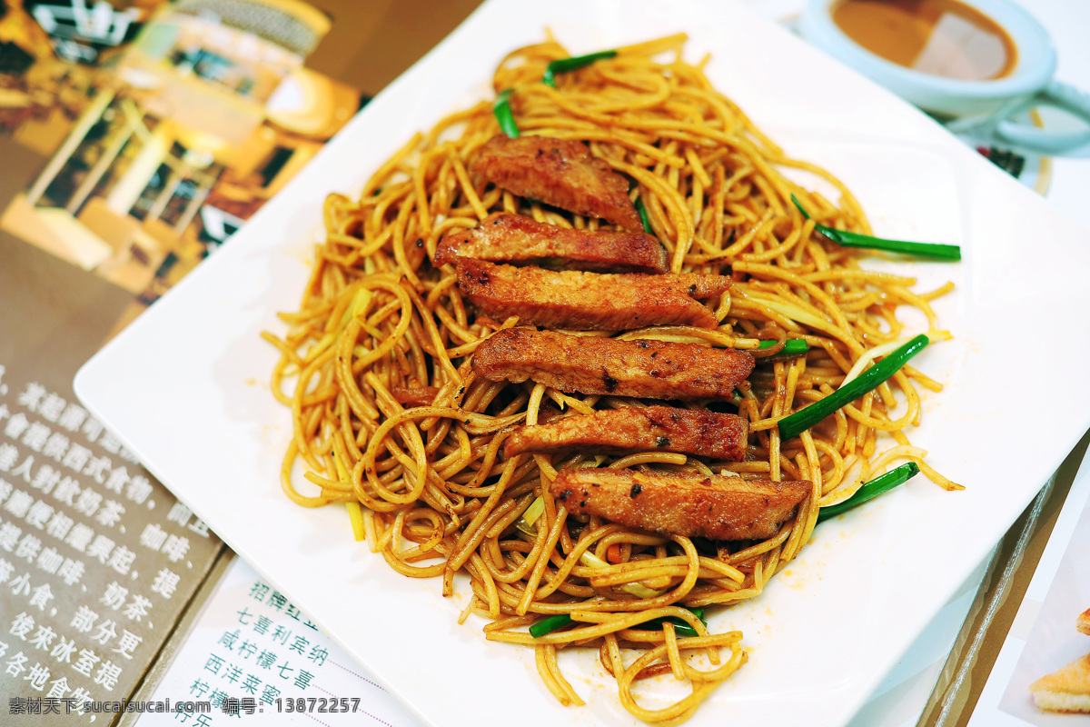 干炒猪扒意粉 猪扒 猪肉 意大利面 粉丝 韭菜 炒菜 传统美食 餐饮美食