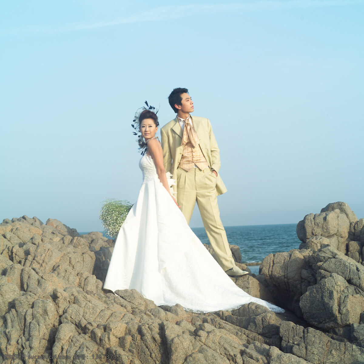 海水 海滩 婚纱 婚纱样片 蓝色 恋人 情侣 情人 海边之恋 新娘 人物 写真 天空 鲜花 人物摄影 人物图库 psd源文件