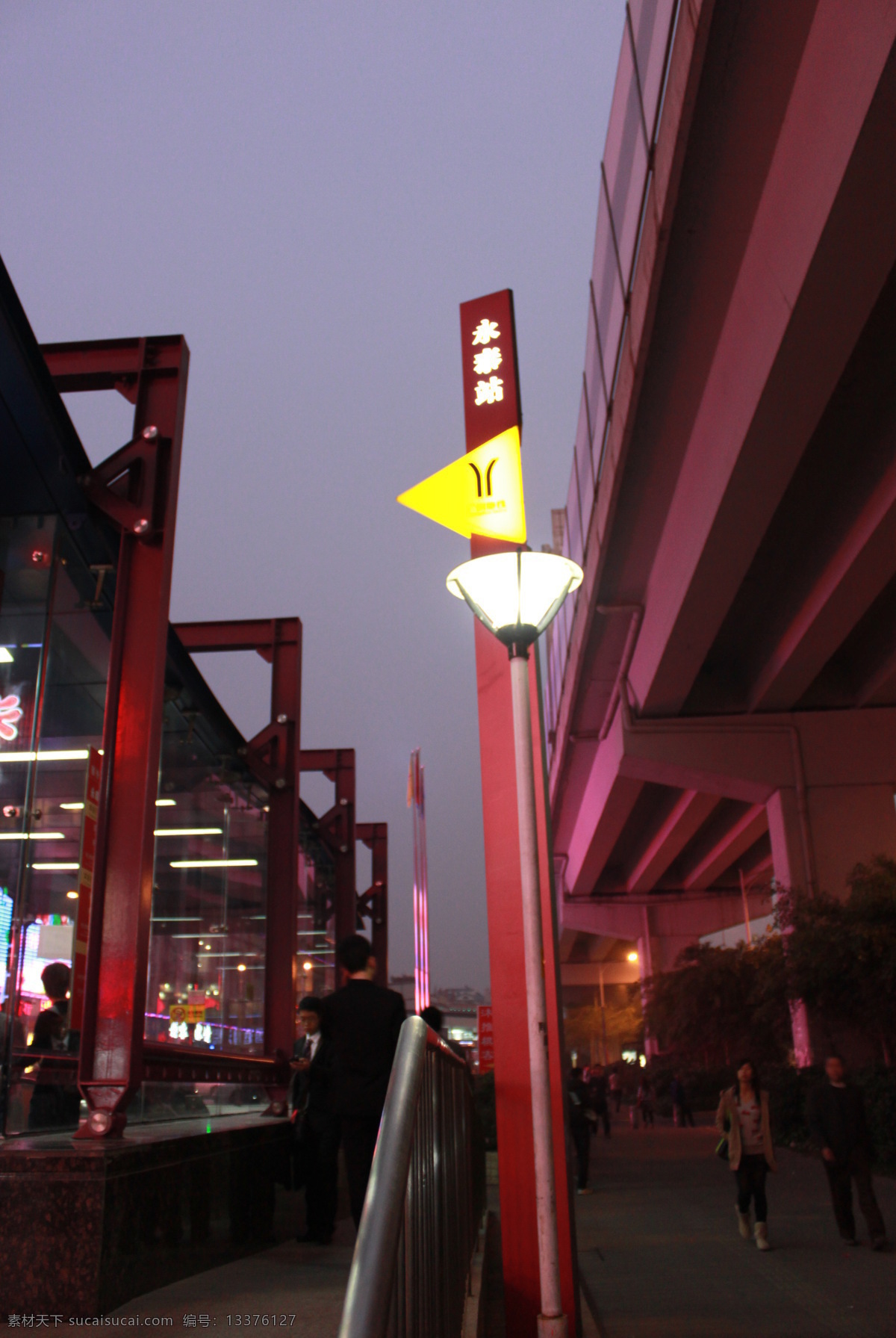地铁 指示 灯 发光字 建筑摄影 建筑园林 桥 夜景 地铁指示 地铁指示牌 地铁站 白光灯 psd源文件