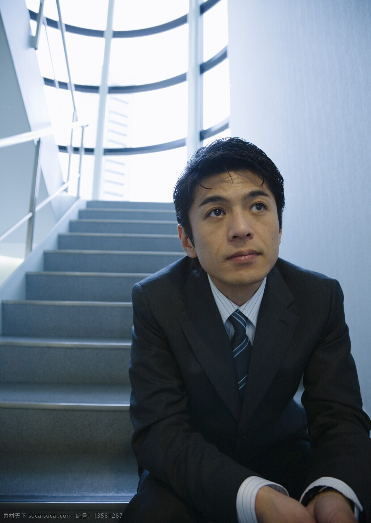 坐在 楼梯 上 职业 男人 商业素材 职业人物 商务男性 成功男人 白领 职场 商务人士 人物图片