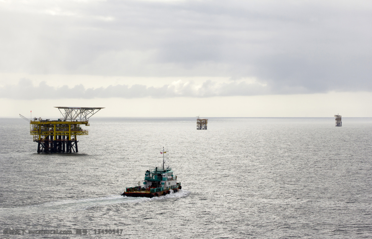 海面 上 机器 轮船 大海 工业 采油 石油 工业生产 轮船图片 现代科技