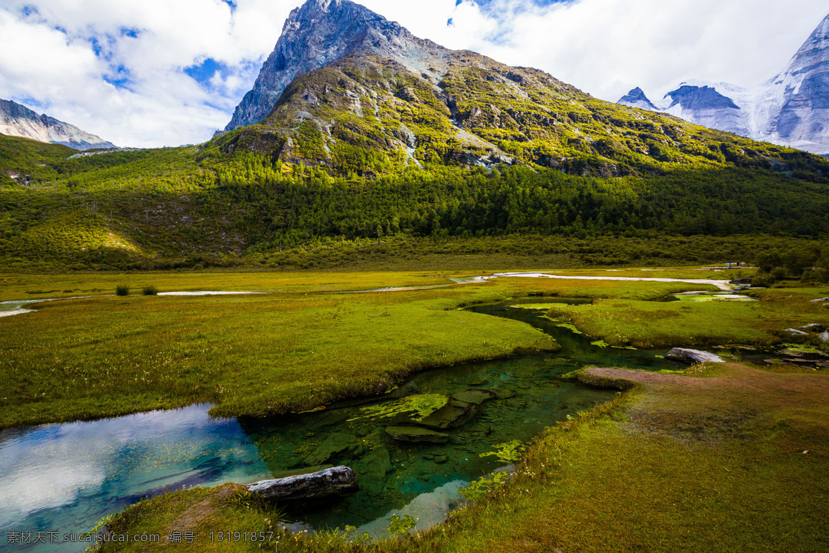 稻城亚丁 稻城 亚丁 高原风光 雪山 草地 四川景区 自然景观 山水风景