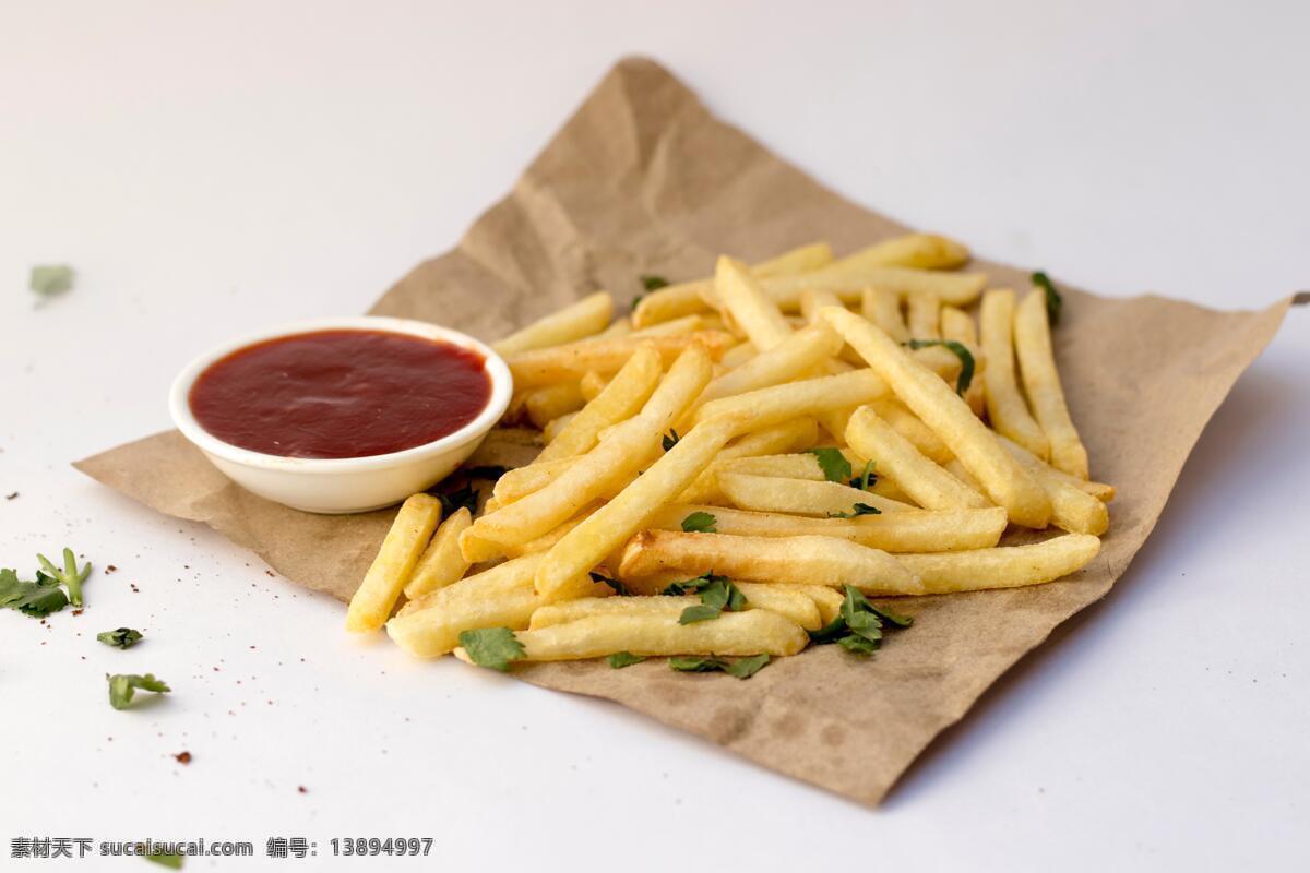 张 纸 上 炸薯条 蘸 酱 快餐 西餐 西式美食 土豆条 薯条 蘸酱 一张纸 碟子 美食 美味 土豆 餐饮美食 西餐美食