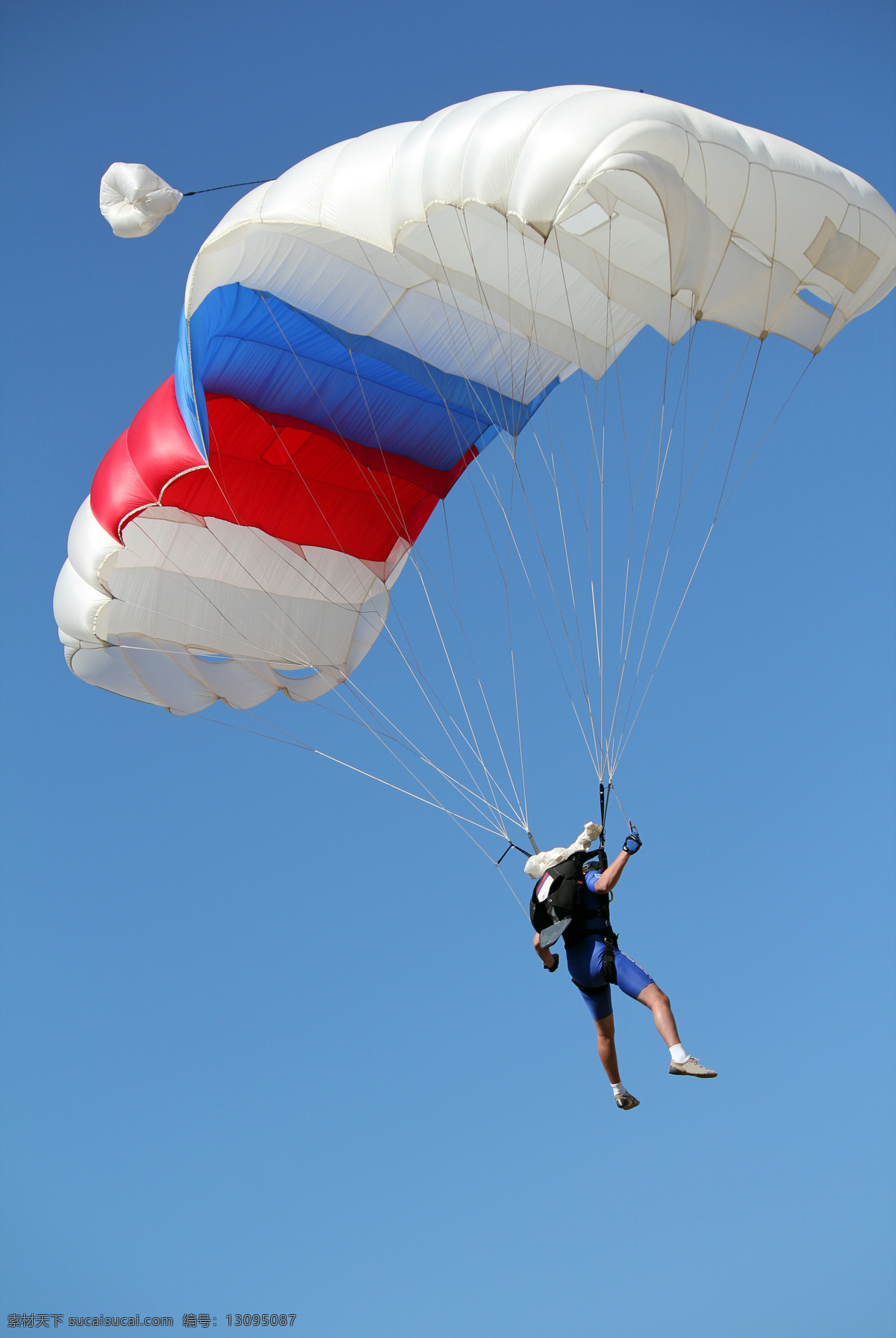 单人 跳伞 单人跳伞图片 空中 天空 运动 运动员 降落伞 体育运动 生活百科 蓝色