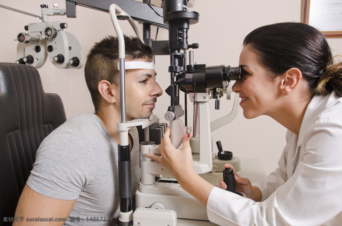 检查 眼睛 美女 医生 眼科医生 医疗主题 美女医生 职业女性 医疗器械 医疗护理 现代科技