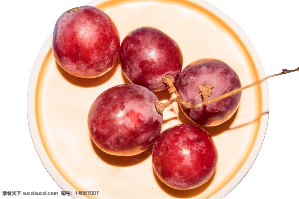盘子 里 四 五 葡萄 五个葡萄 紫色葡萄 一小串葡萄 水果 清新 甜 清爽 果实 果盘 结果 成熟果实