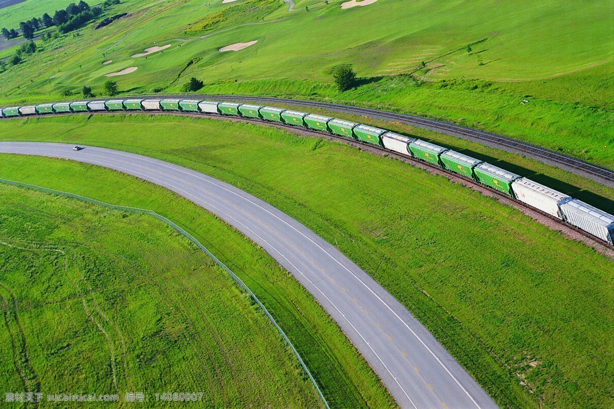 高铁 动车 火车 列车 铁路 铁轨 子弹头 绿色大地 高速公路 青草 和谐号 高速铁路 交通工具 现代科技